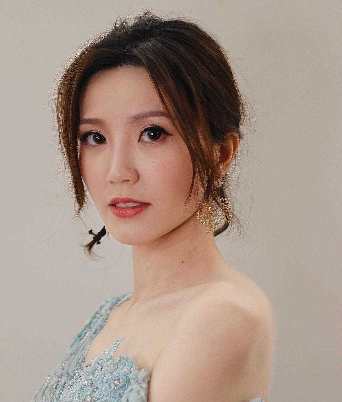 香港歌手吴若希分享近照,她颜值还是挺好看