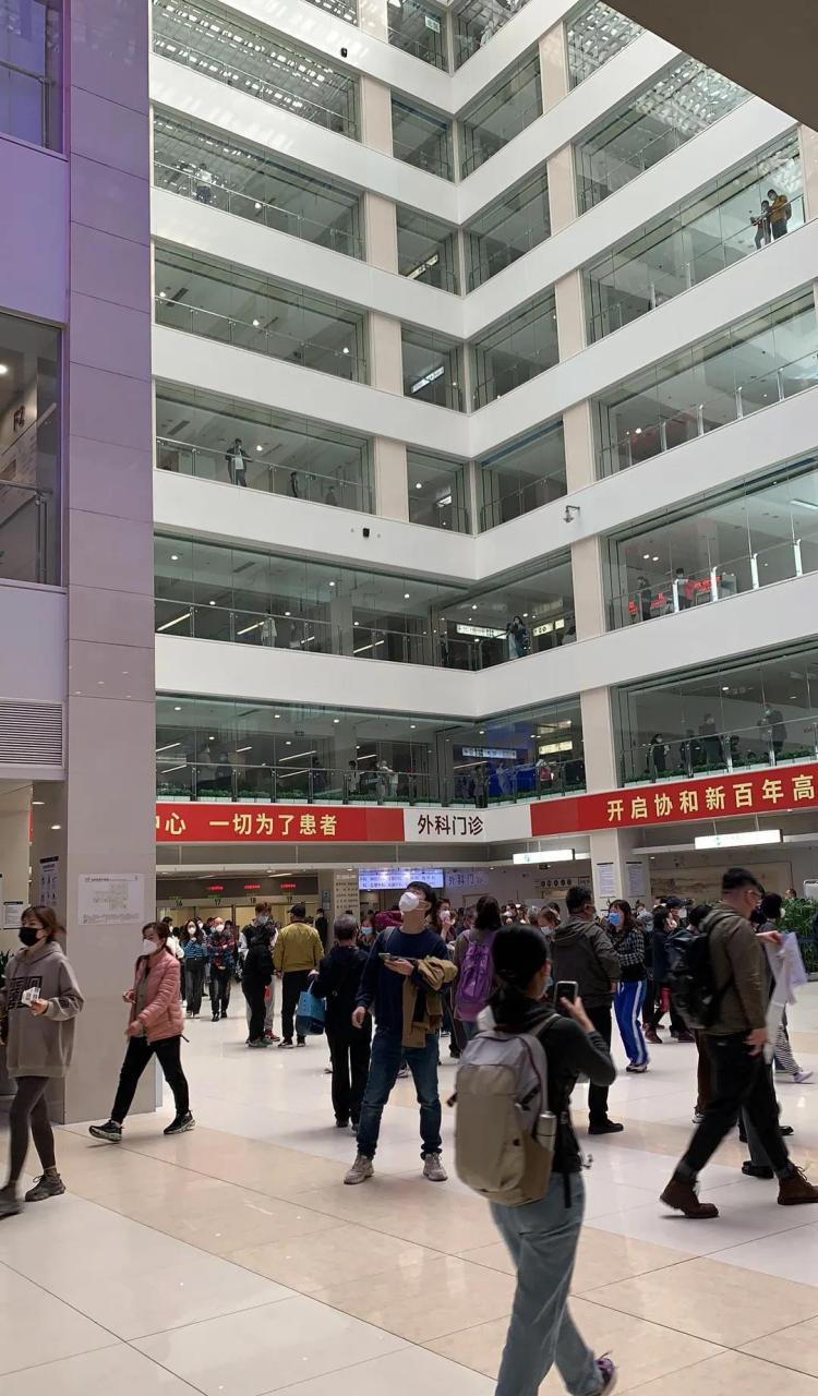 北京协和医院乌央乌央的人,[流泪]东张西望的大多是新来的,一脸麻木的