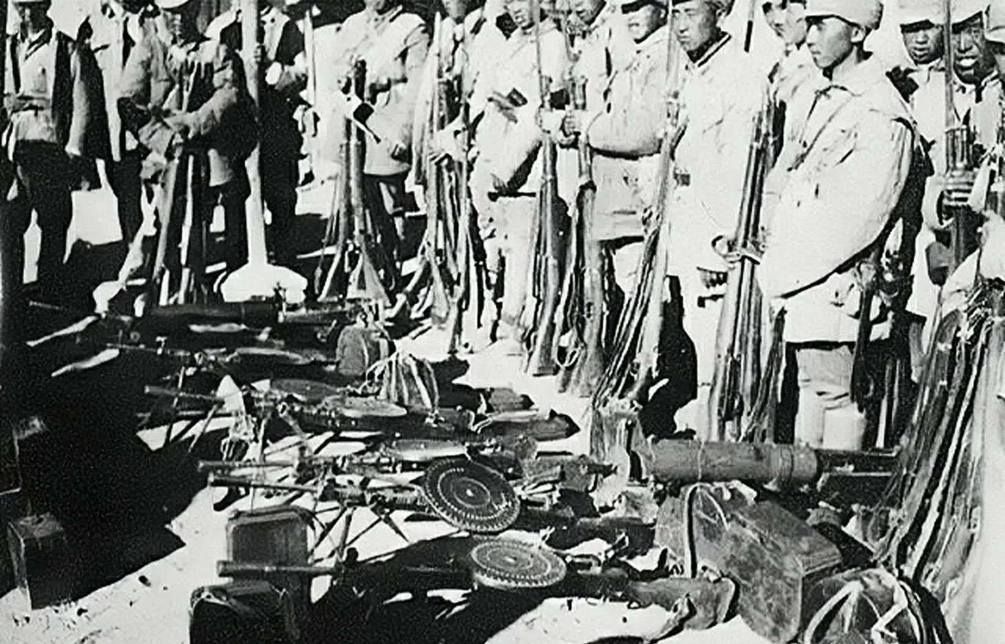 【老照片:1945年绥远战役中的晋察冀八路军 1945年10月,为反击