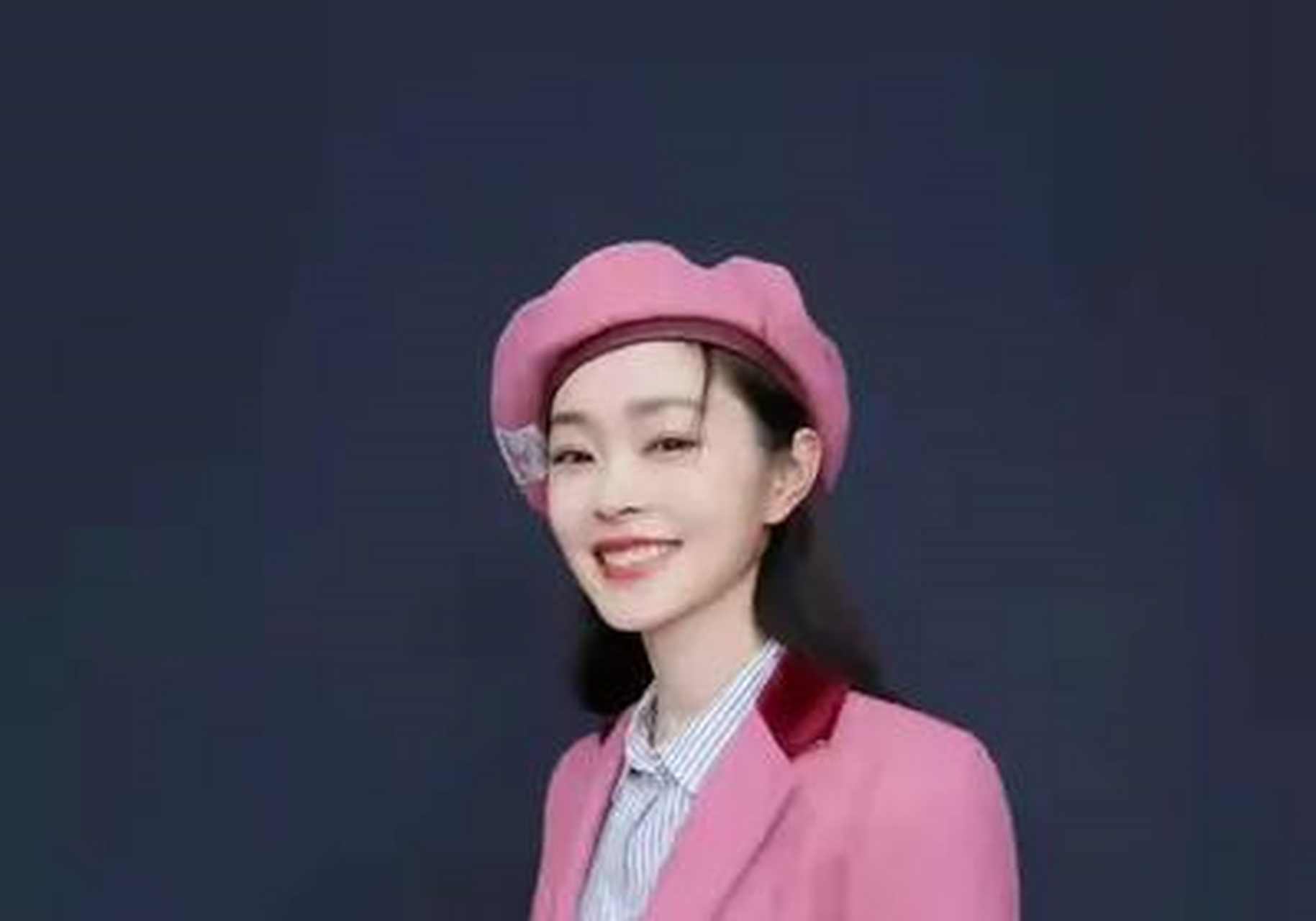 宋轶不愧是郭麒麟绯闻女友,穿套装美得像空姐,知性造型让人惊艳