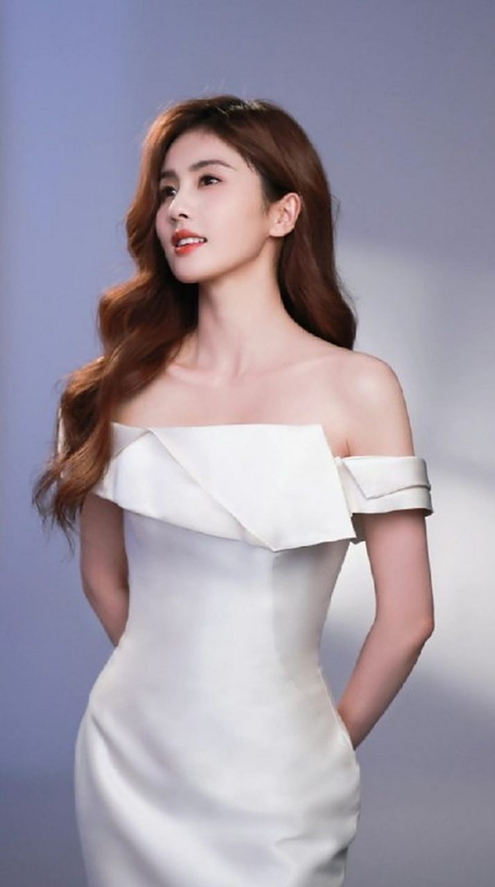 白鹿珍珠白抹胸长裙大片,定格纯白优雅