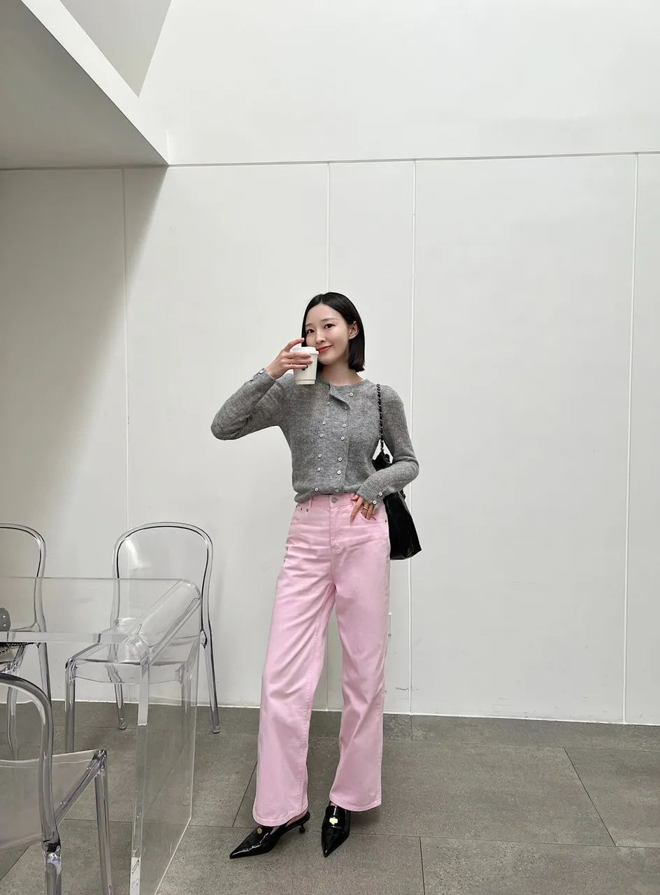 灰色上衣搭配粉色裤子  上紧下松的穿搭技巧巧妙地实现了视觉平衡的