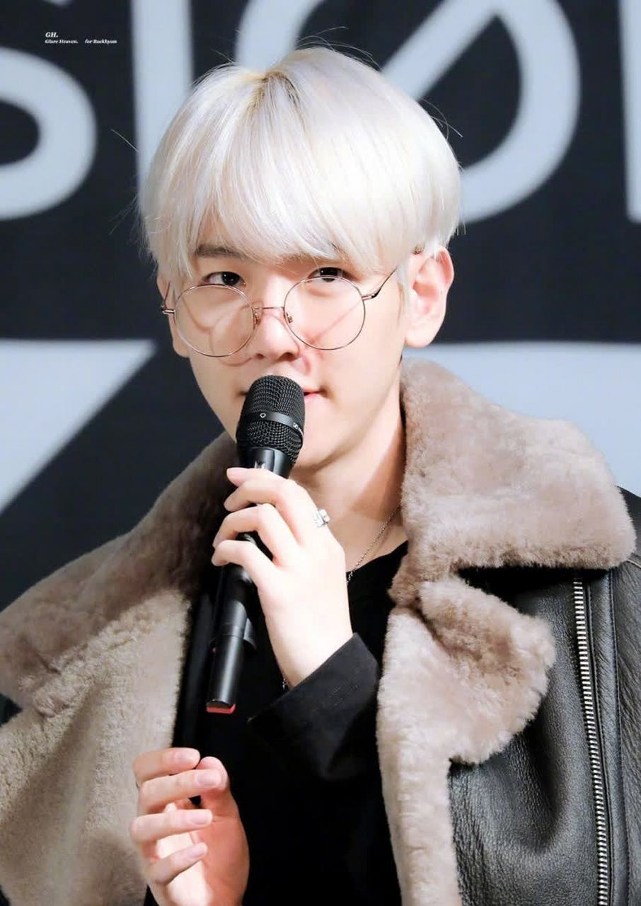 边伯贤出席签名售会,但因皮肤受到刺激而没有化妆.