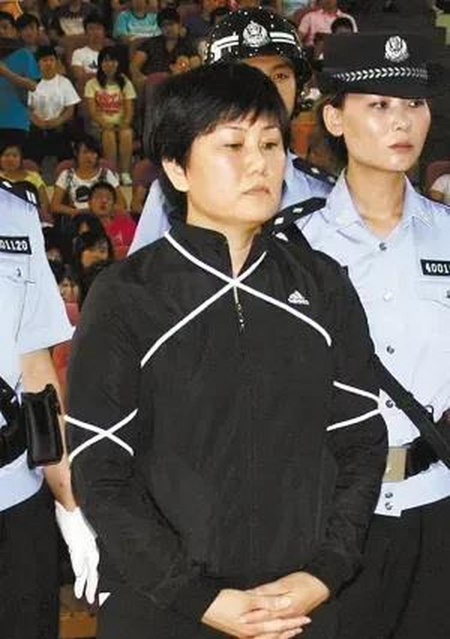 2009年,吉林辽源市中级人民法院,44岁的女毒贩屈孝湘正在受审的情景.