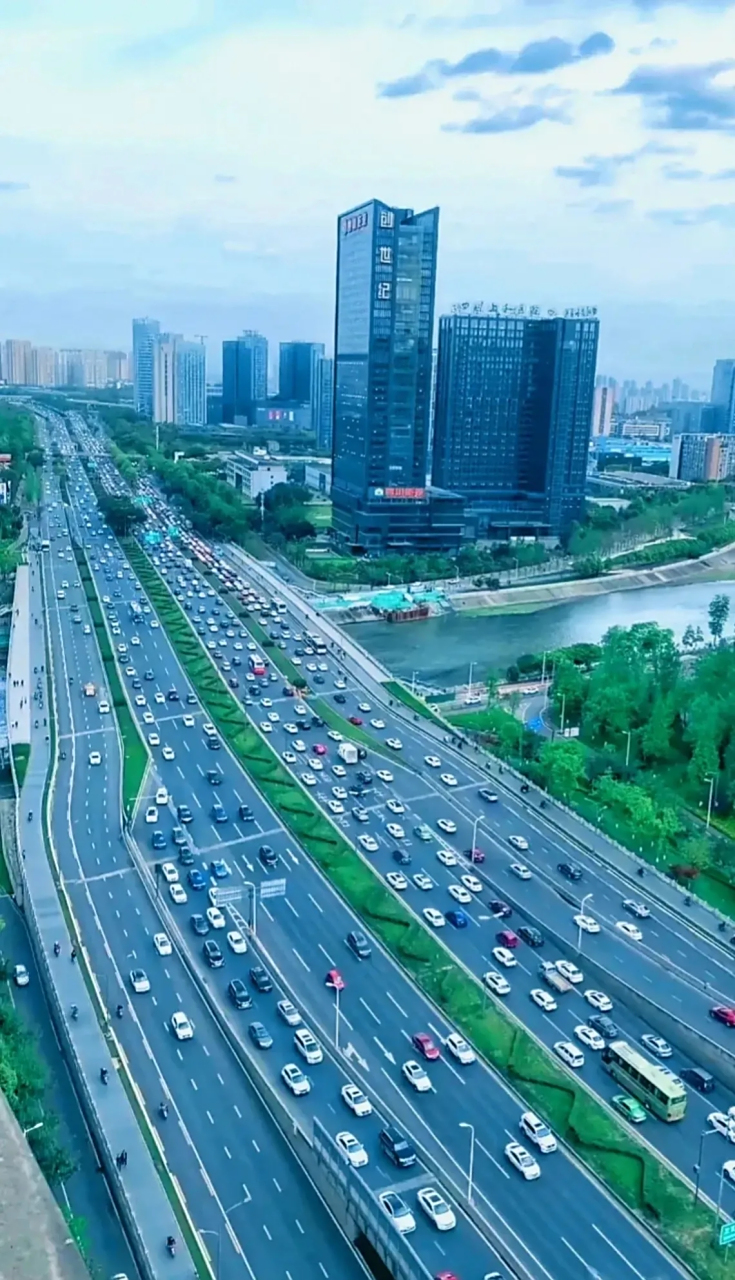 从成都三环路这车水马龙的景象可以看出现在成都这座城市的繁荣发达