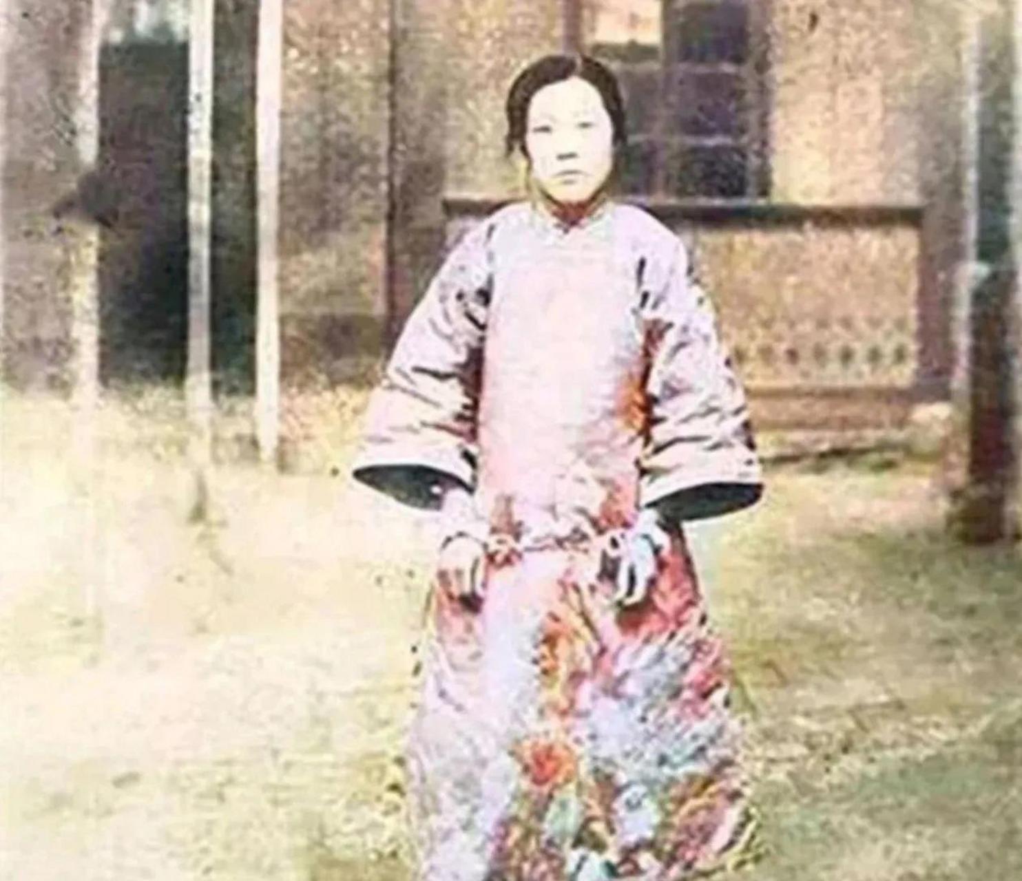 1925年,匪首驼龙在长春被枪决,这是她临行前最后一张老照片.