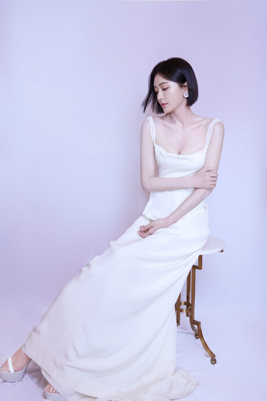 翻看了一下突然发现,秦岚的白色抹胸长裙造型真的很惊艳!