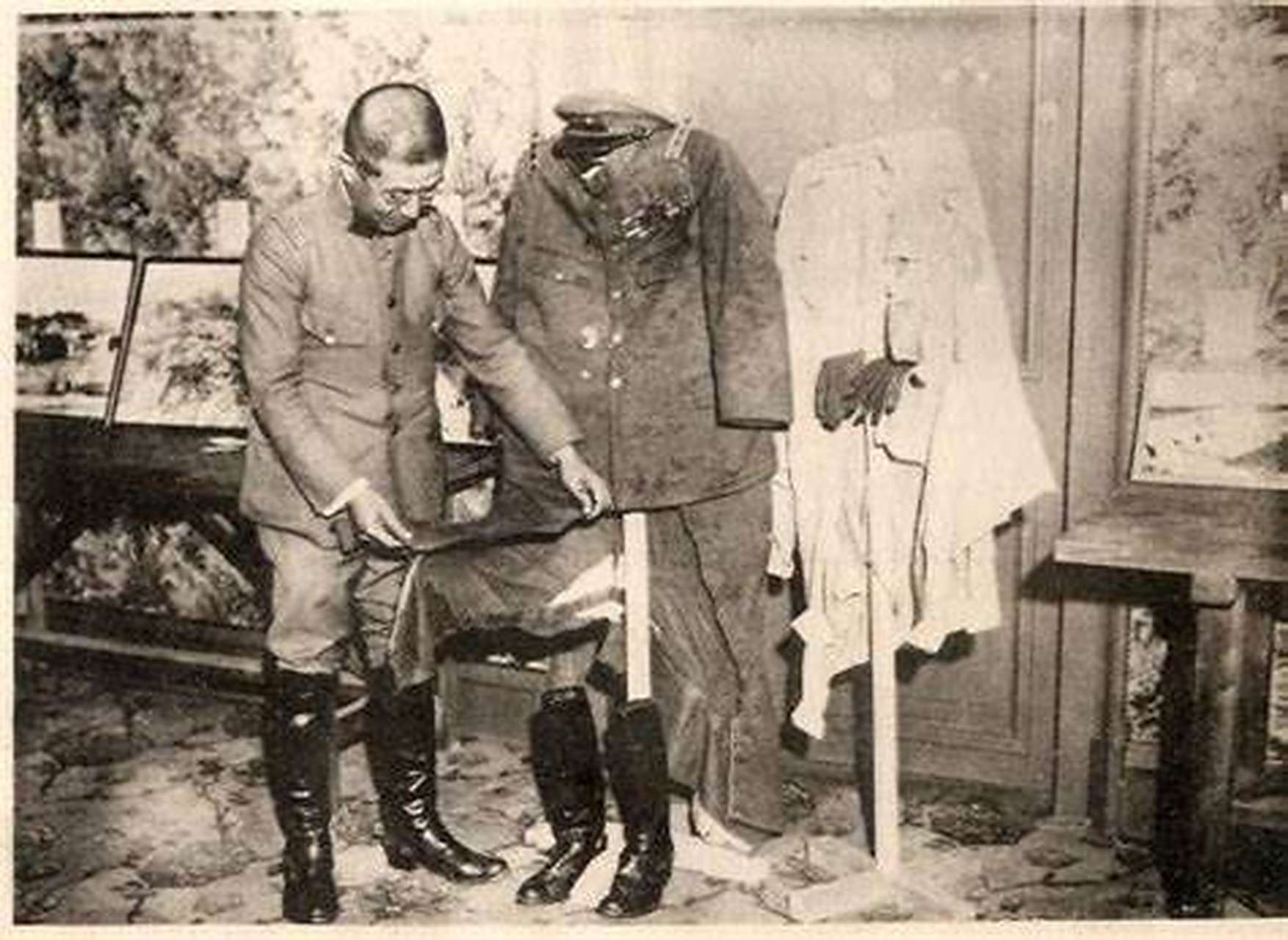 这是日军在展示陆军大将白川义则布满弹孔军服的照片,他被朝鲜志士