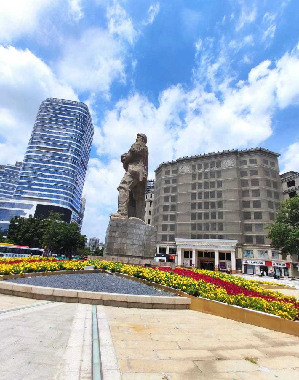 雄伟的广州解放纪念像是矗立在广州市的海珠广场上,每次经过,都情不自