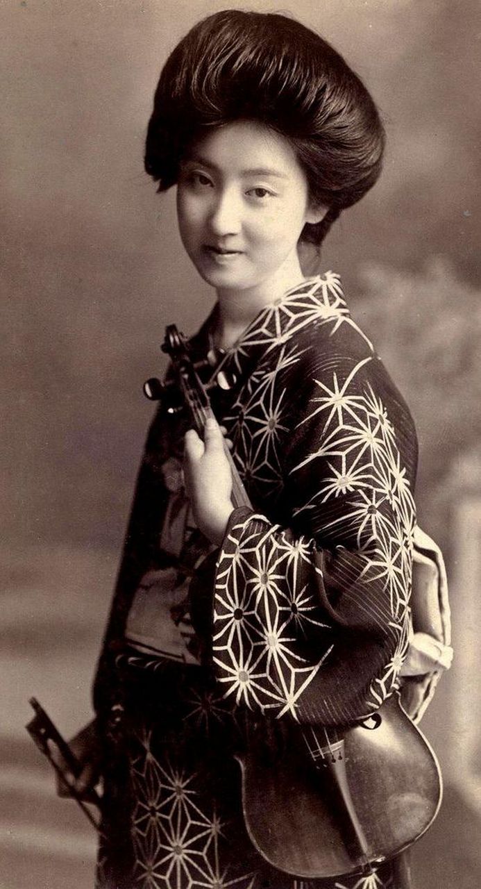 罕见的1910年代艺伎绝美老照片, 日本一位颇受欢迎的艺伎,19岁在下谷