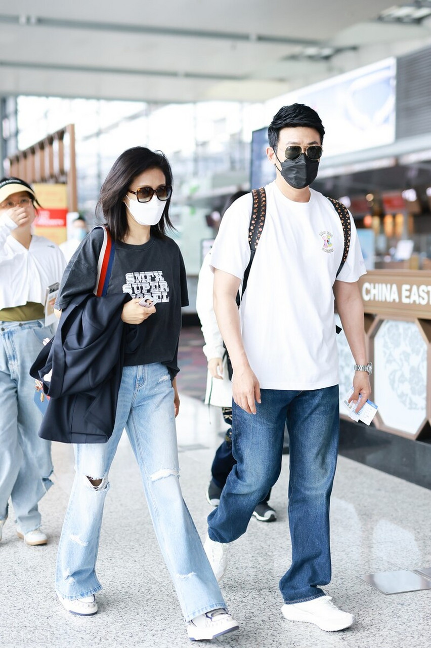 陆毅&鲍蕾机场街拍,长腿夫妇结伴同行,甜蜜互动超恩爱,堪称幸福的一对