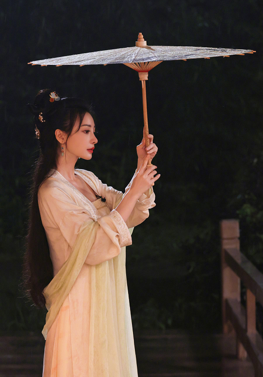 柳岩拍古装照,特喜欢拍侧颜.