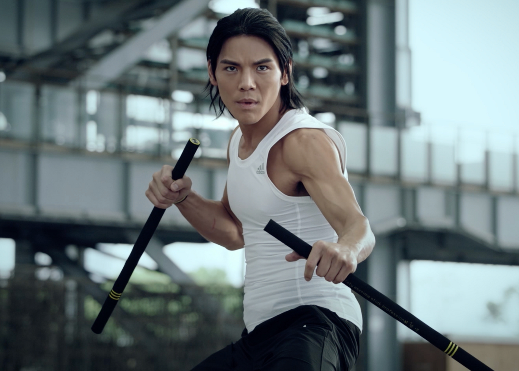 近日,向佐首次担任制片人,主演的电影《门前宝地》,在上海举办首映