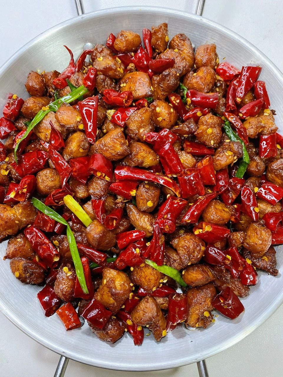 辣子鸡丁:麻辣干香,过瘾解馋  准备好新鲜的六和鸡小胸肉,清洗干净后