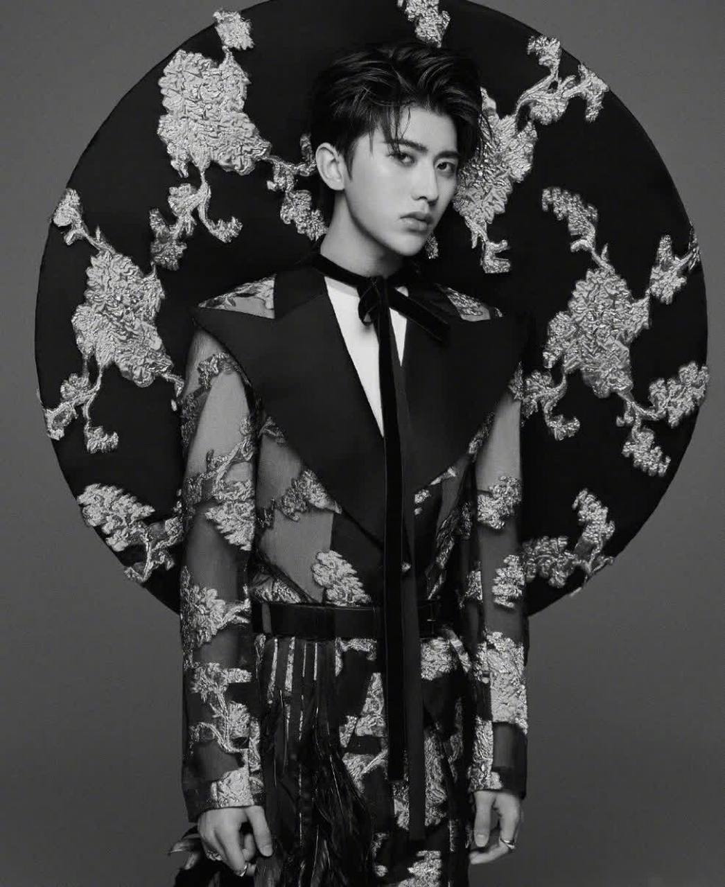 蔡徐坤嘉人银十对封面来了!