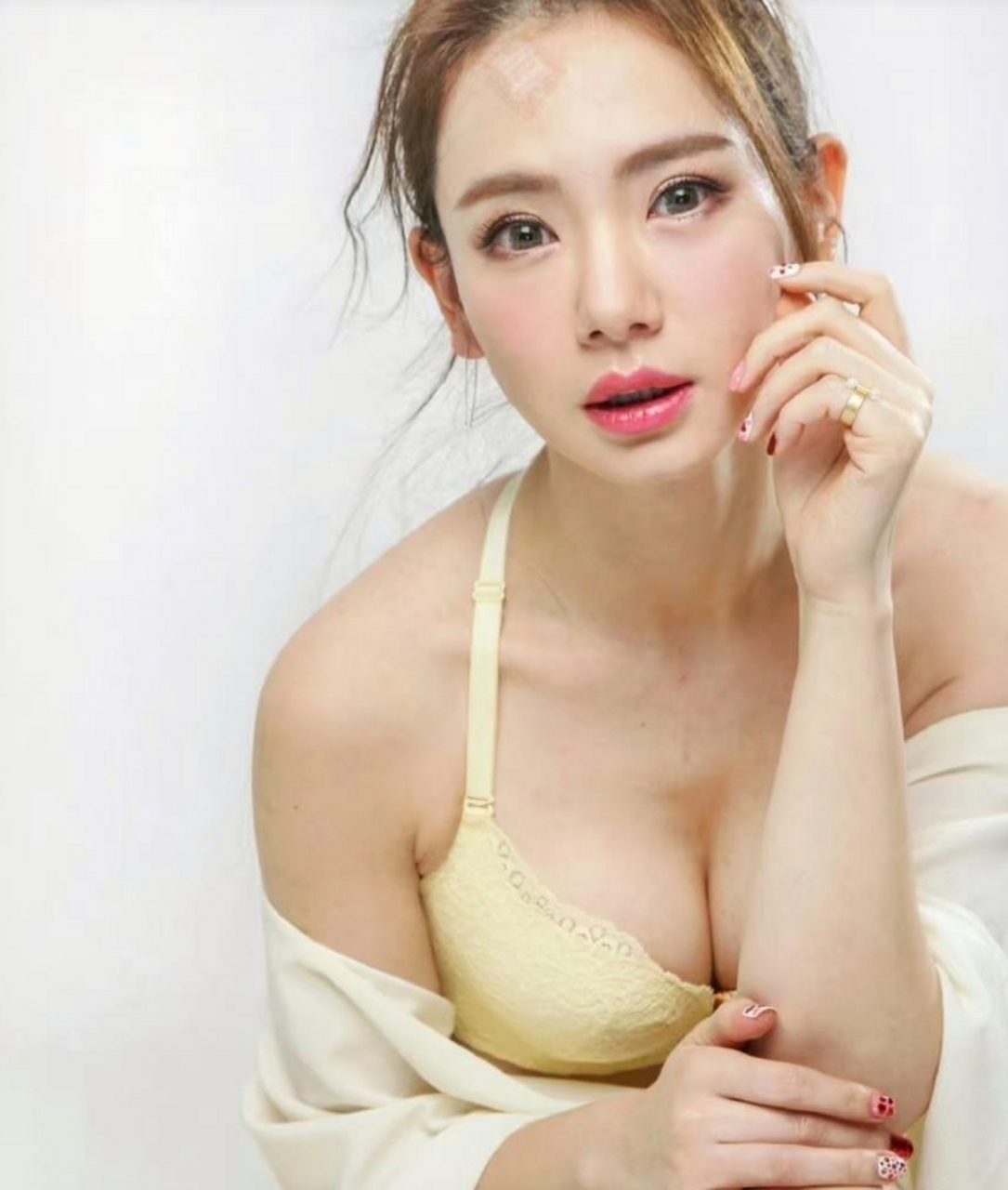 没想到戚薇竟然还拍过这么大胆的照片,以前真是小看她了!