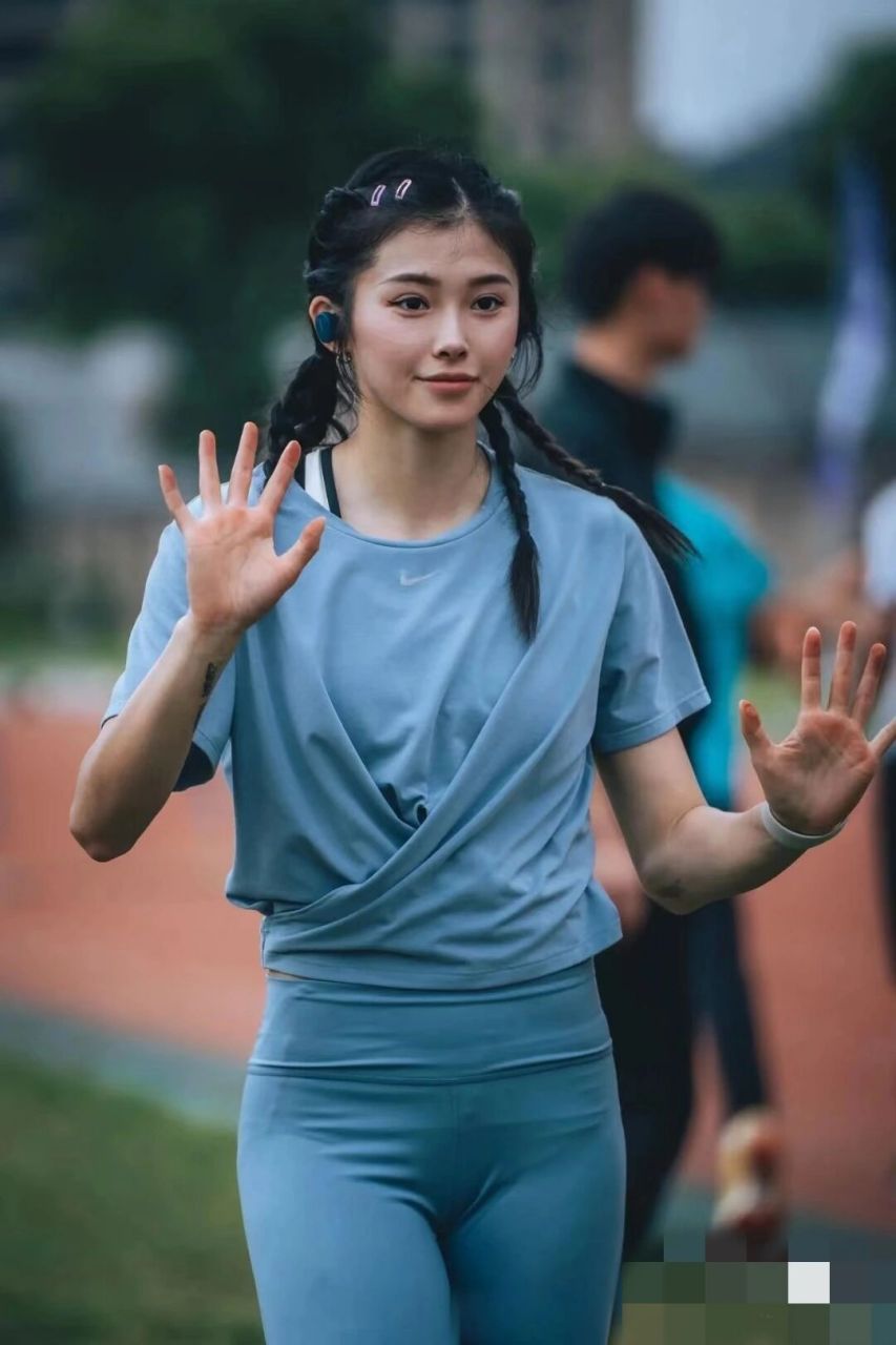 美,从不被定义  最近,"田径女神"吴艳妮真是火出圈了!