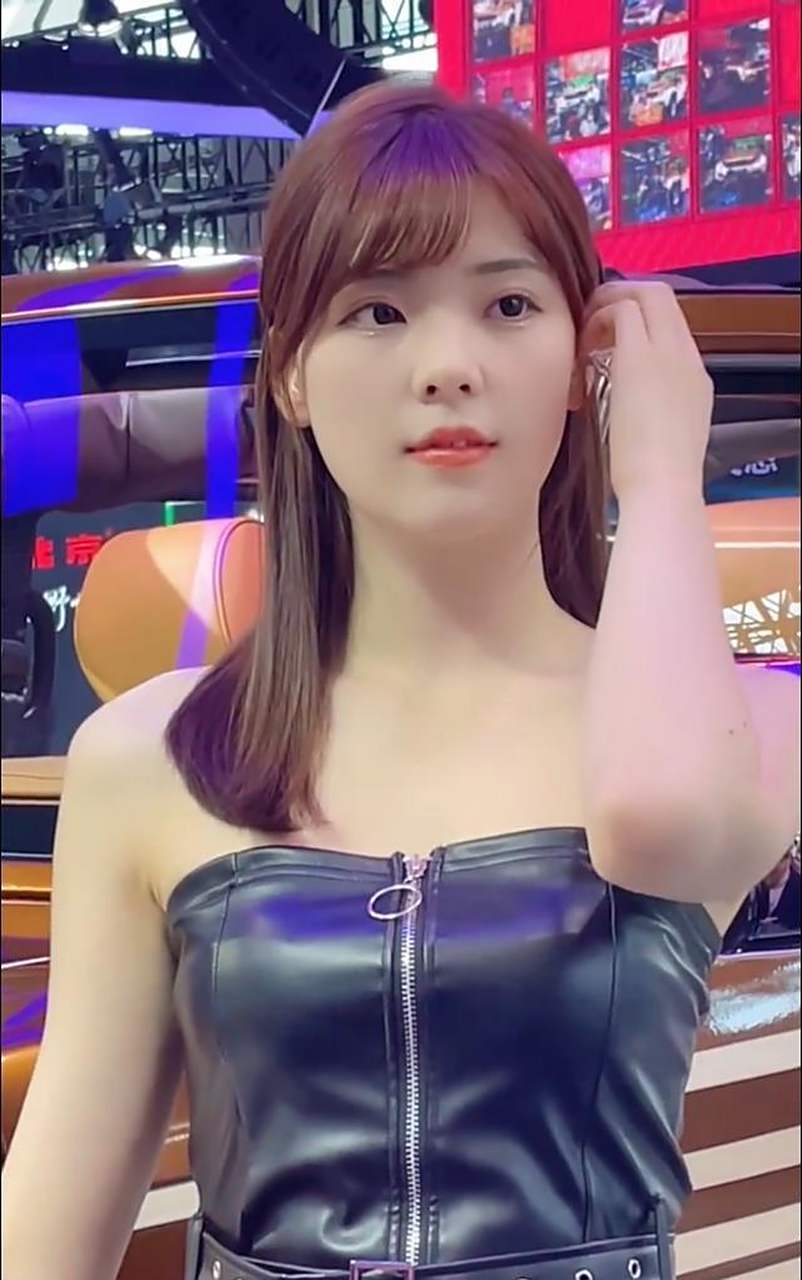 美女车模春晓,白皙的皮肤,娇美的面容,窈窕的身姿,一个青春可爱的女孩