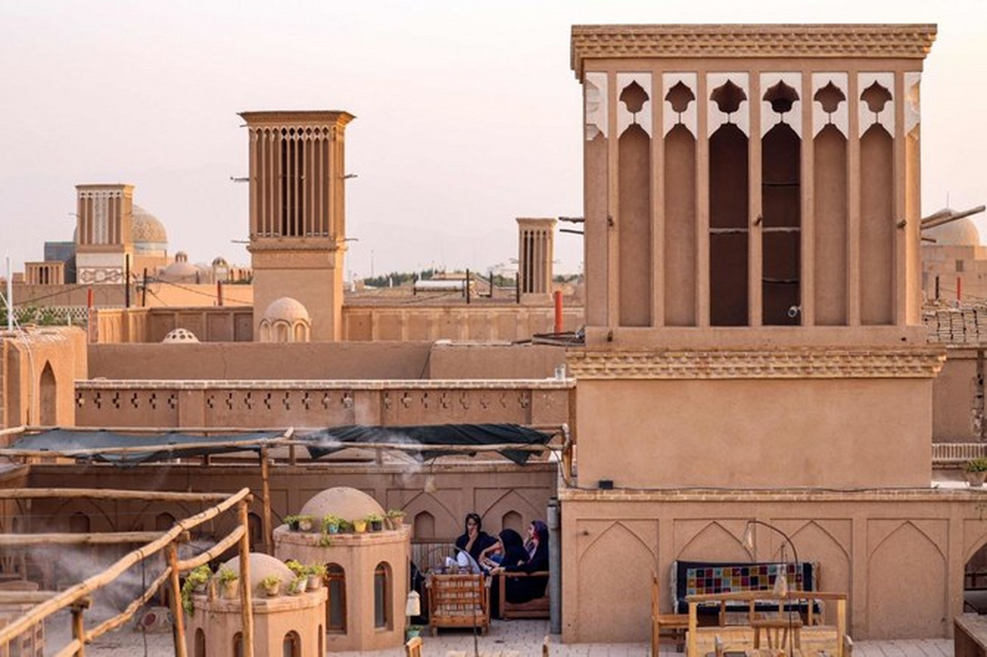 伊朗传统建筑,帮助他们在炎热的地区生存,风塔——巴吉尔(badgir)了不