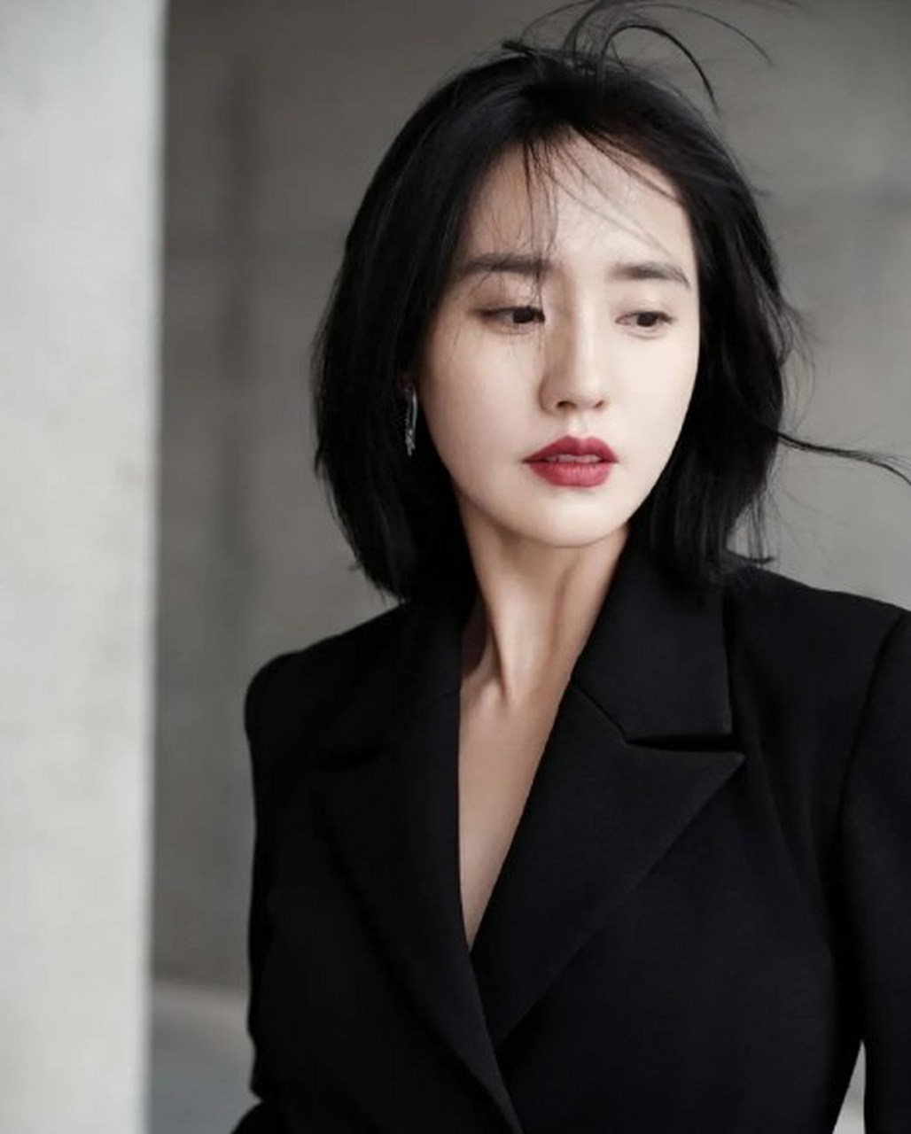 王智发布一组黑色西装革履职业装写真!