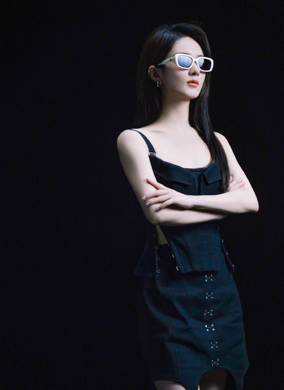 【赵丽颖最新时尚大片 戴眼镜酷拽高冷御姐范】  赵丽颖的最新眼镜