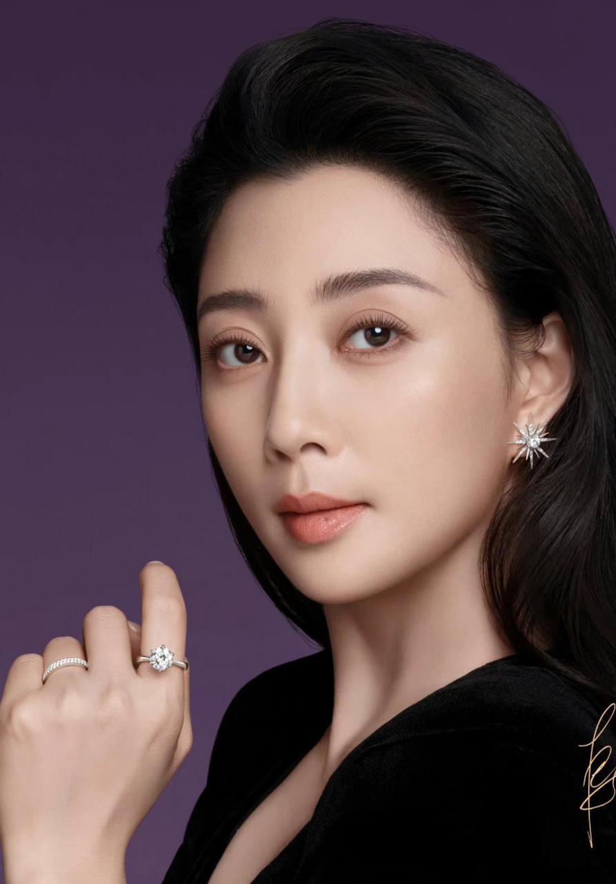 网友:殷桃"面色潮红",40多岁的殷桃夜晚发自拍!