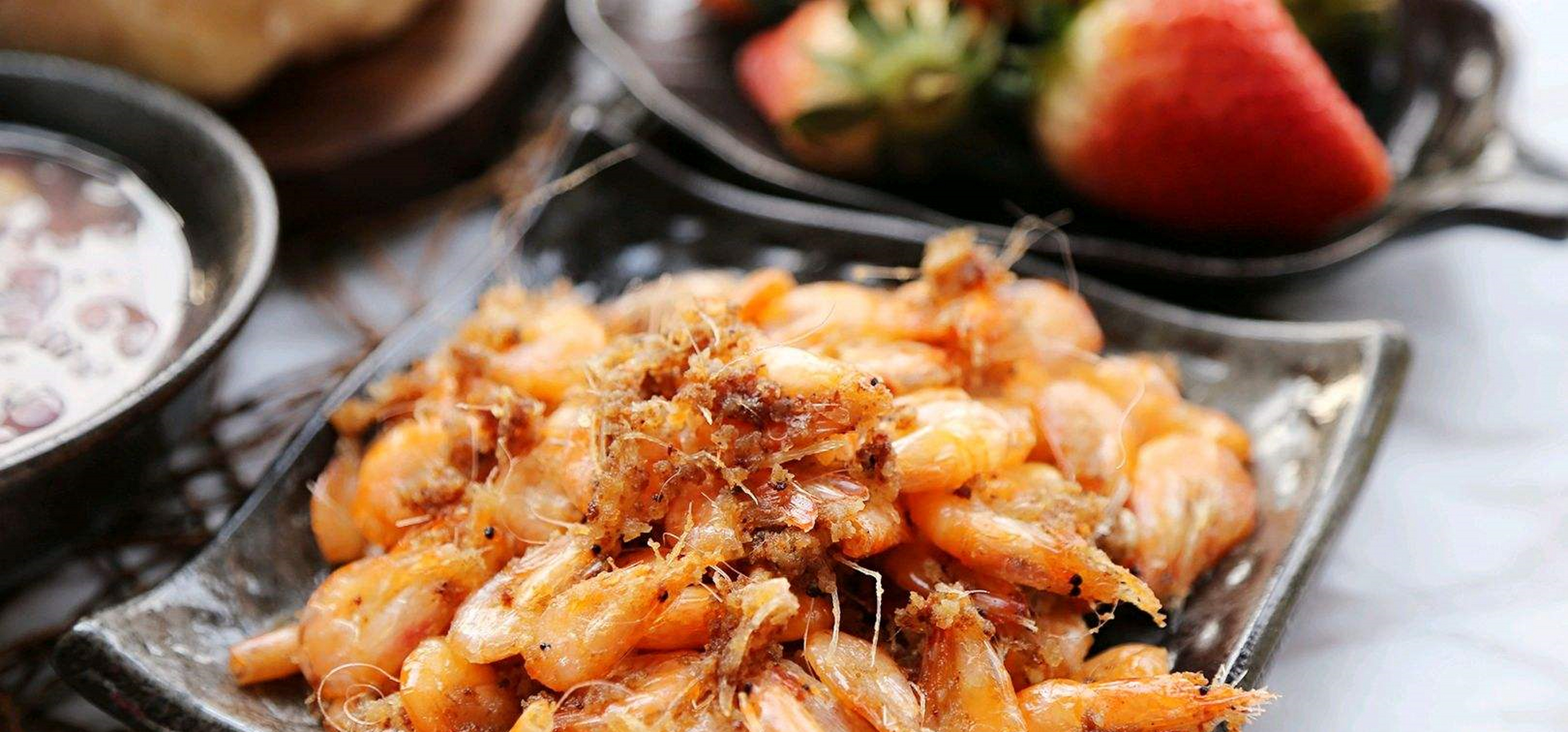 哈喽,大家好,我是若水,今天给大家做一道干炸小河虾,河虾倒入盆中以后