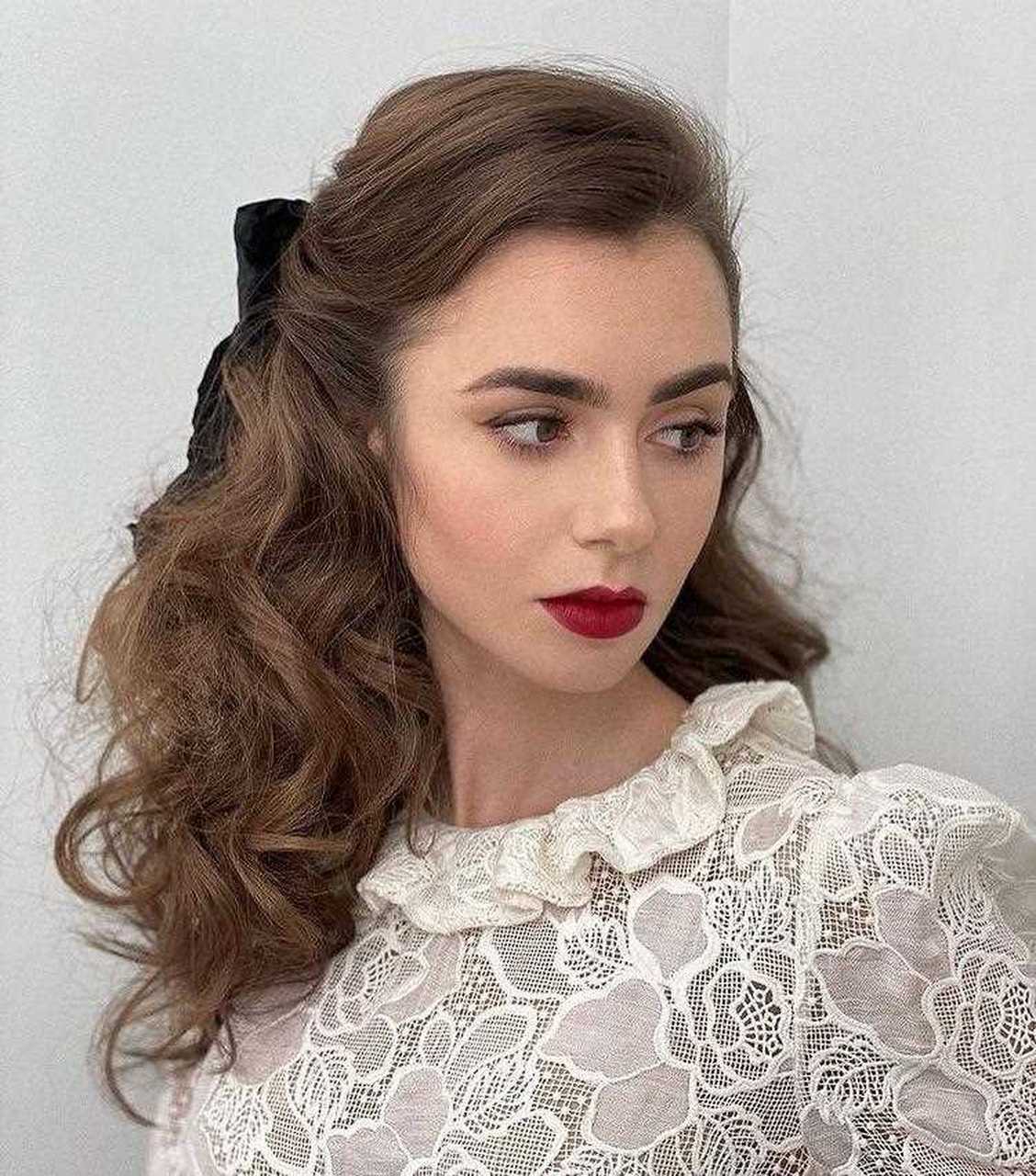 莉莉柯林斯满头卷发,戴上蝴蝶结发带的时刻,宛如油画中的复古女郎