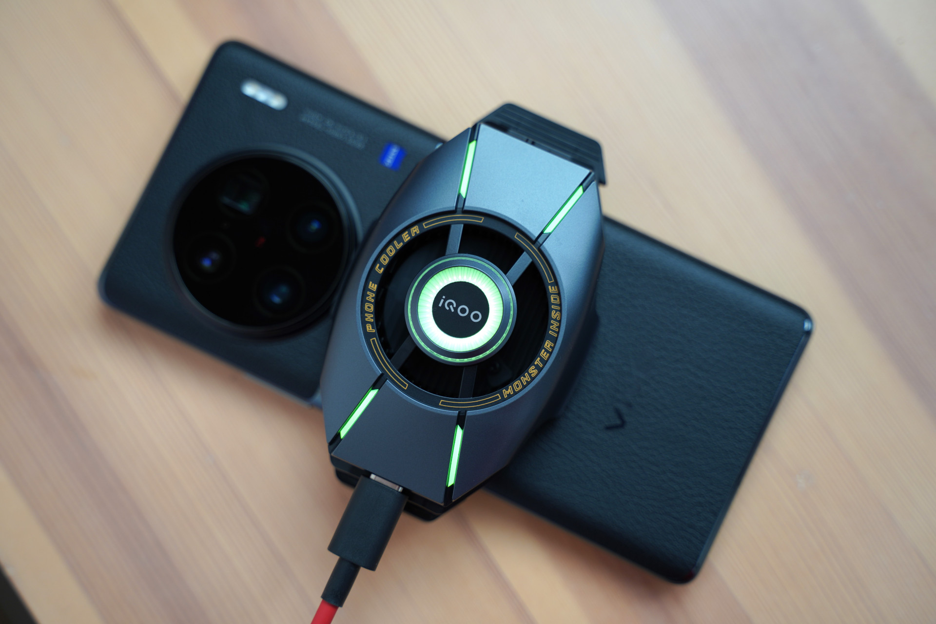 iqoo 散热背夹2 pro图赏:边充电边散热太酷啦  玩手机久了(比如玩游戏