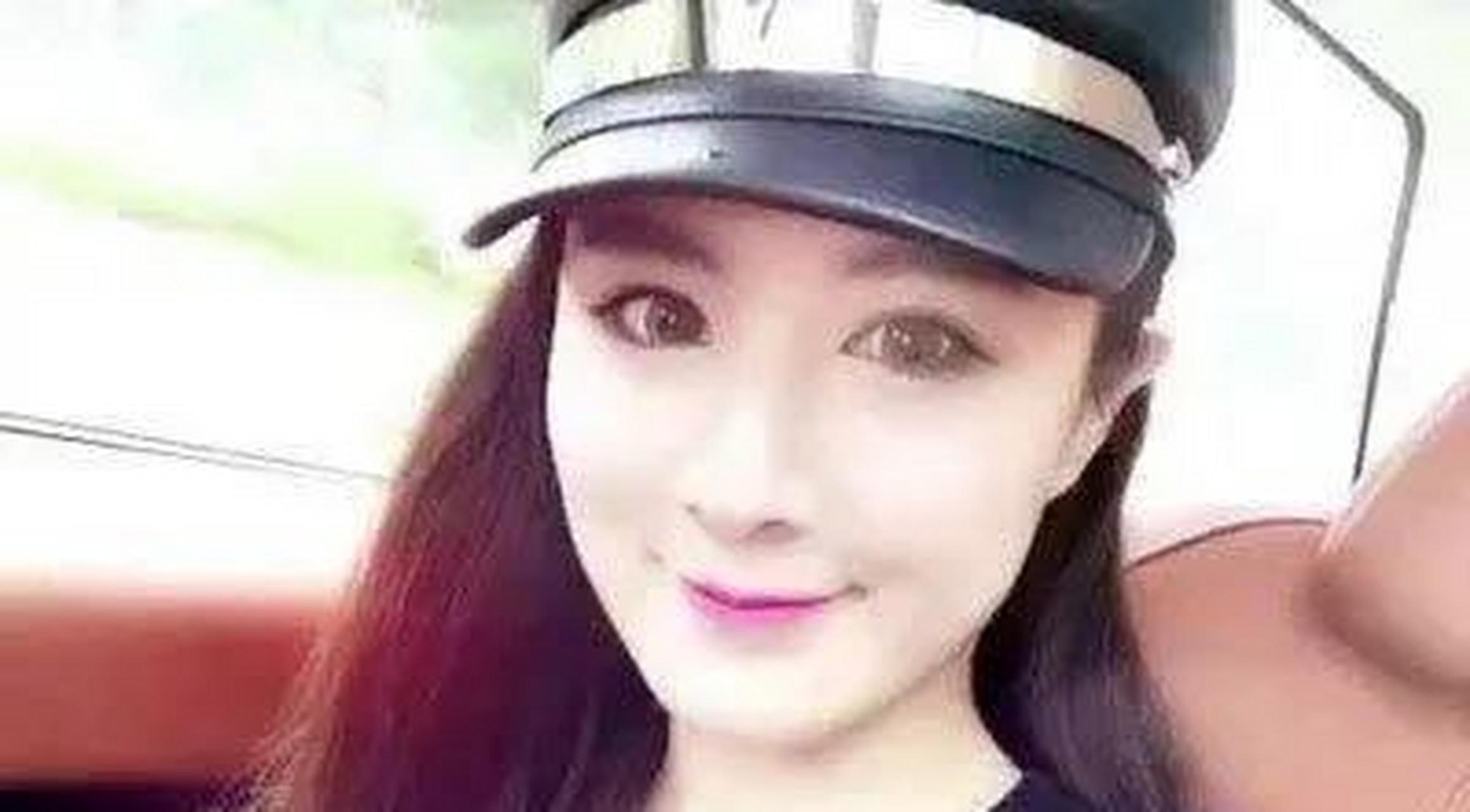 薇娅早年成名前的照片,也是神仙颜值,她是艺人出道,当过歌手.