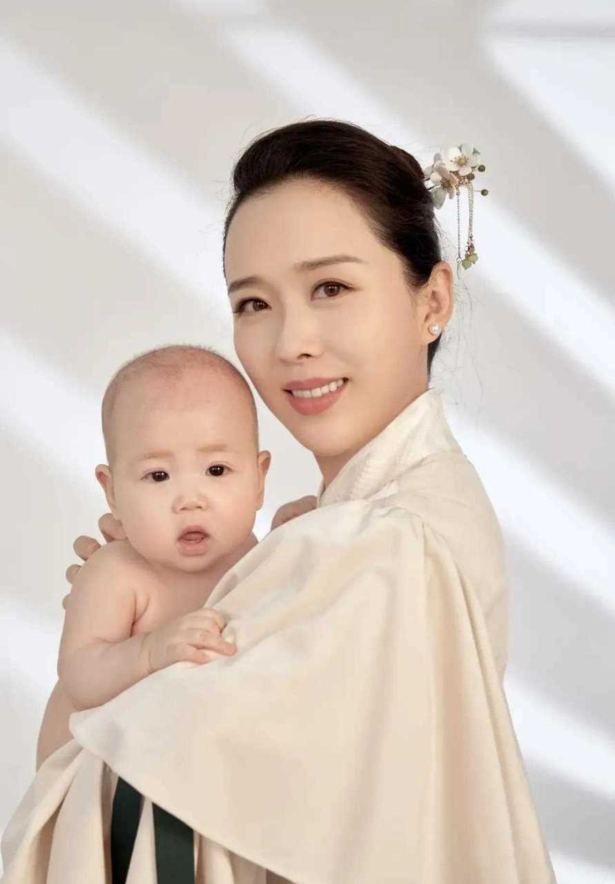 颜丹晨和曾黎一直觉得两人非常相似又一样美.