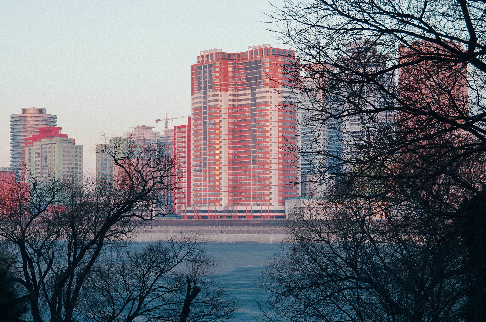 朝鲜平壤的高层建筑确实是令人惊叹的,不仅是在朝鲜,甚至在世界范围内