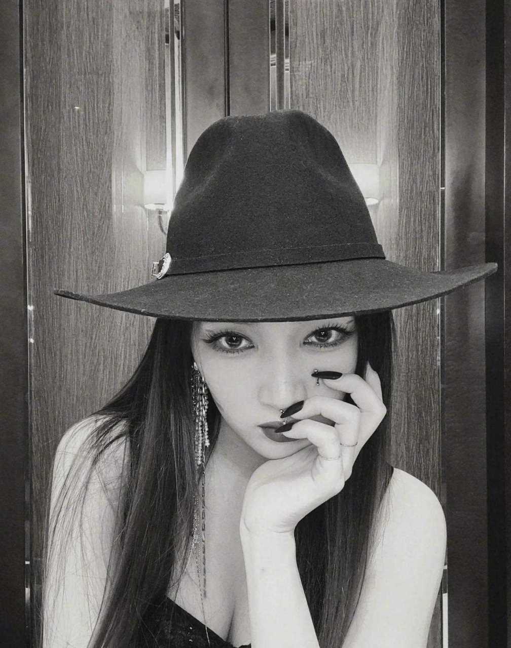 【孟佳新歌专辑封面抄袭,工作室道歉】28日,针对孟佳新歌封面抄袭一事