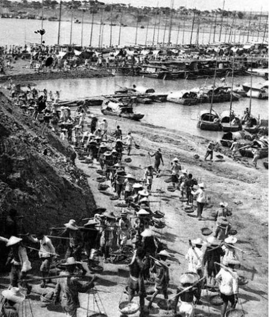 图一是1951年新华社拍摄的群众治理淮河的照片,当时淮河经常泛滥,为了