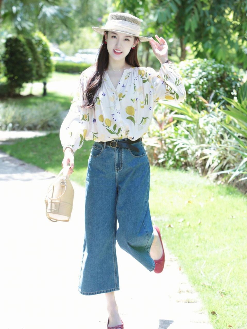 花花绿绿的衣服真的好俏皮呀,活力十足,日常生活中我们可以选择这样一