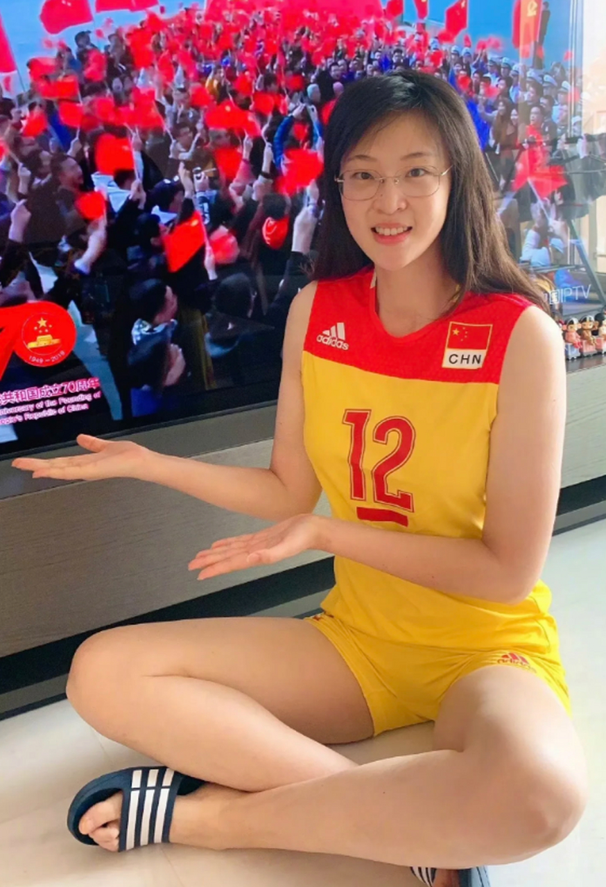中国女排,前队长,惠若琪,居家穿球服短裤亮出大长腿,不得不说,颜值和