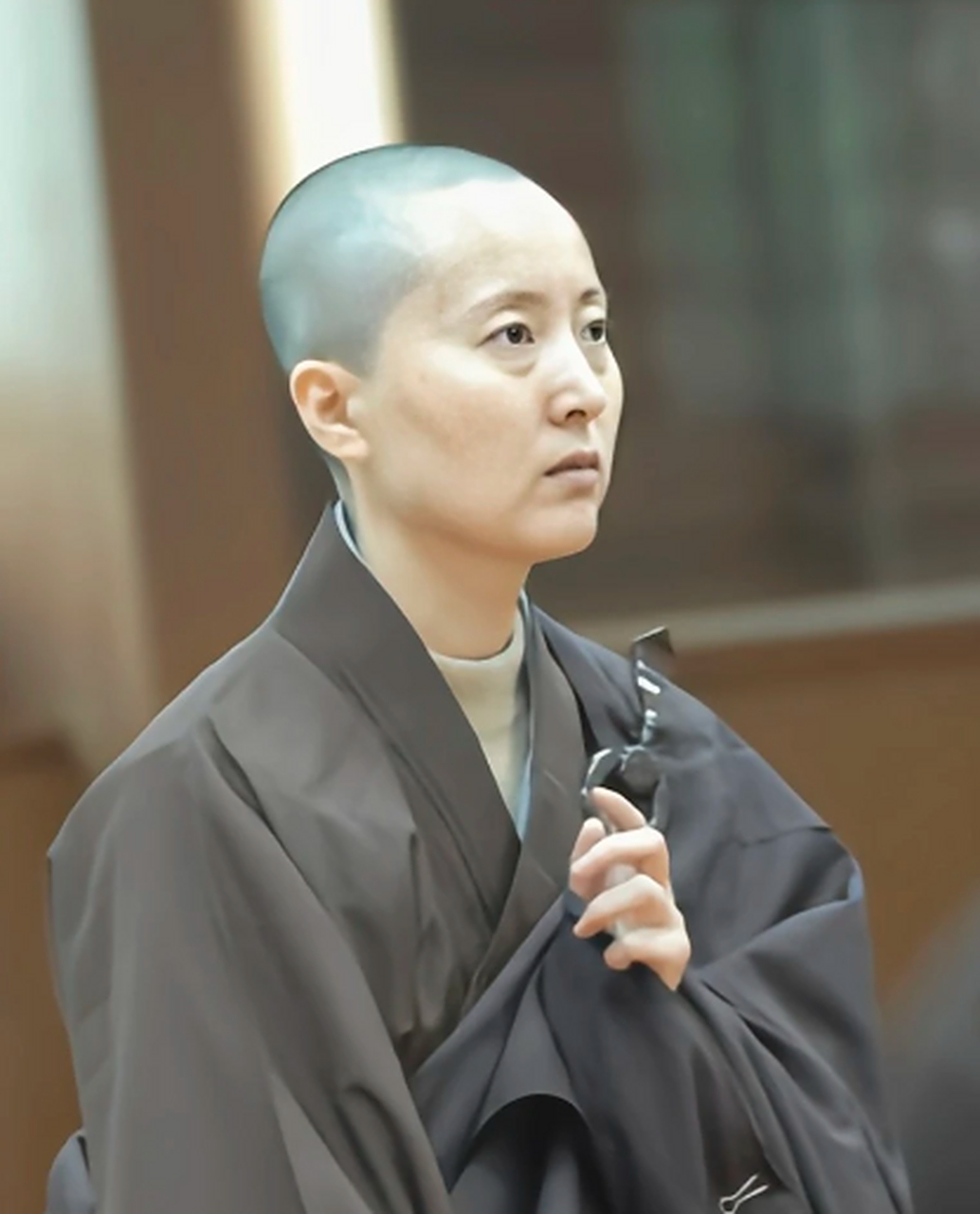 2007年,42岁的陈晓旭出家当尼姑,这是她在寺庙内拍摄的一张照片,面容