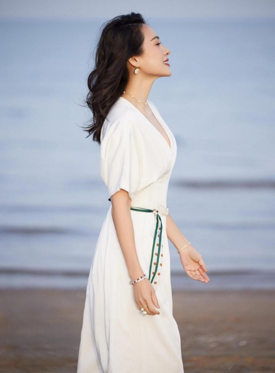 章子怡亮相2023年阿那亚戏剧节发布会,章子怡身穿白色深v套装显精致