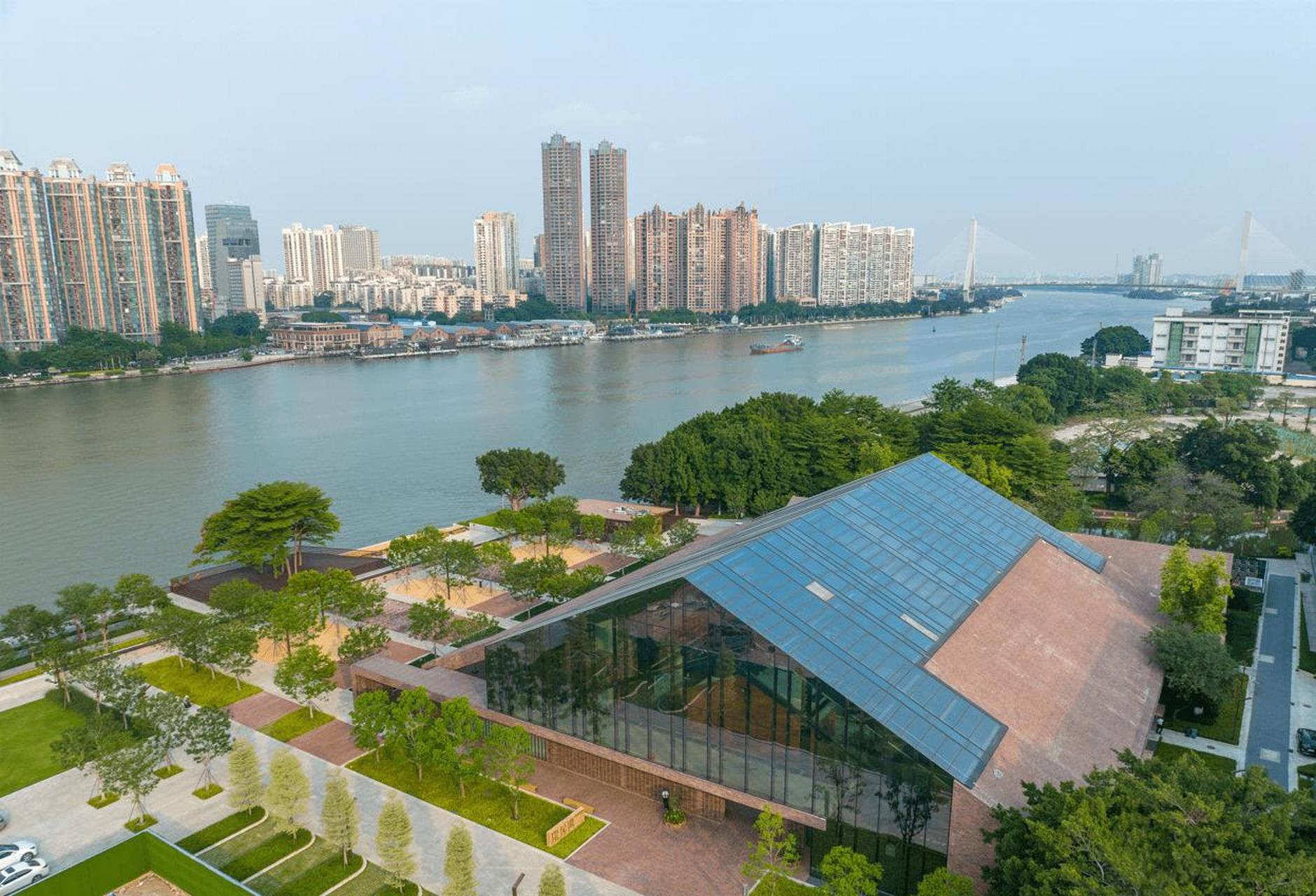 近日,《广州市白鹅潭聚龙湾片区城市更新单元启动区子单元(af0212规划