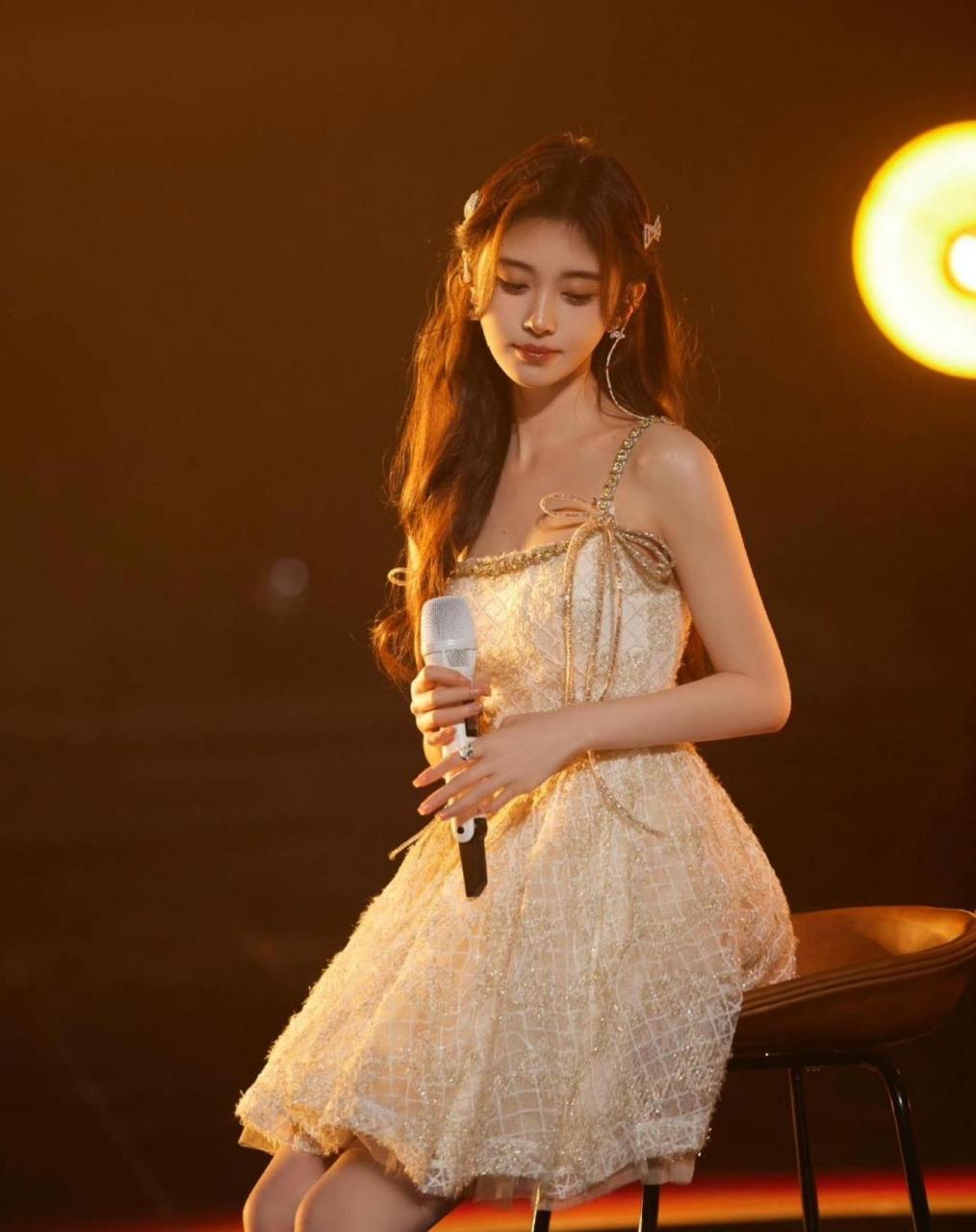 鞠婧祎美女,舞台清新小吊带裙