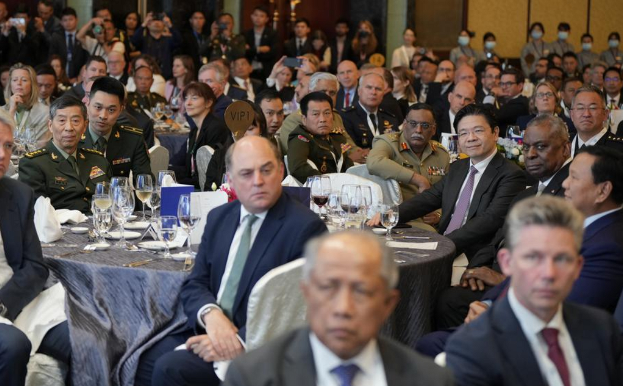 新加坡香格里拉大酒店,李部长与奥斯汀会面握手.