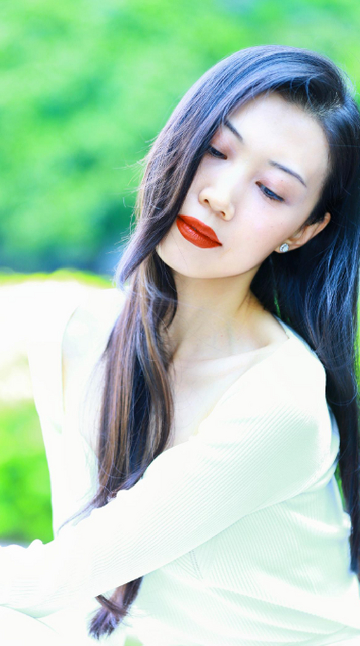 长发红唇美女小姐姐