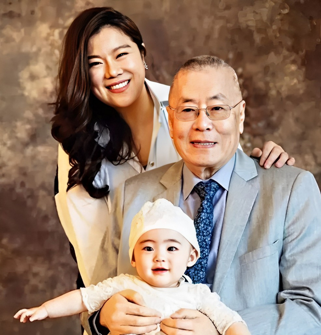 2020年,81岁的钢琴家·刘诗昆很高兴有了一个女儿,绰号贝贝.