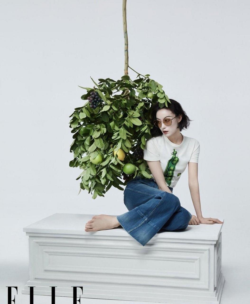 倪妮时尚大片杨柳细眉搭配鎏金唇妆蛇形姿态妩媚迷人