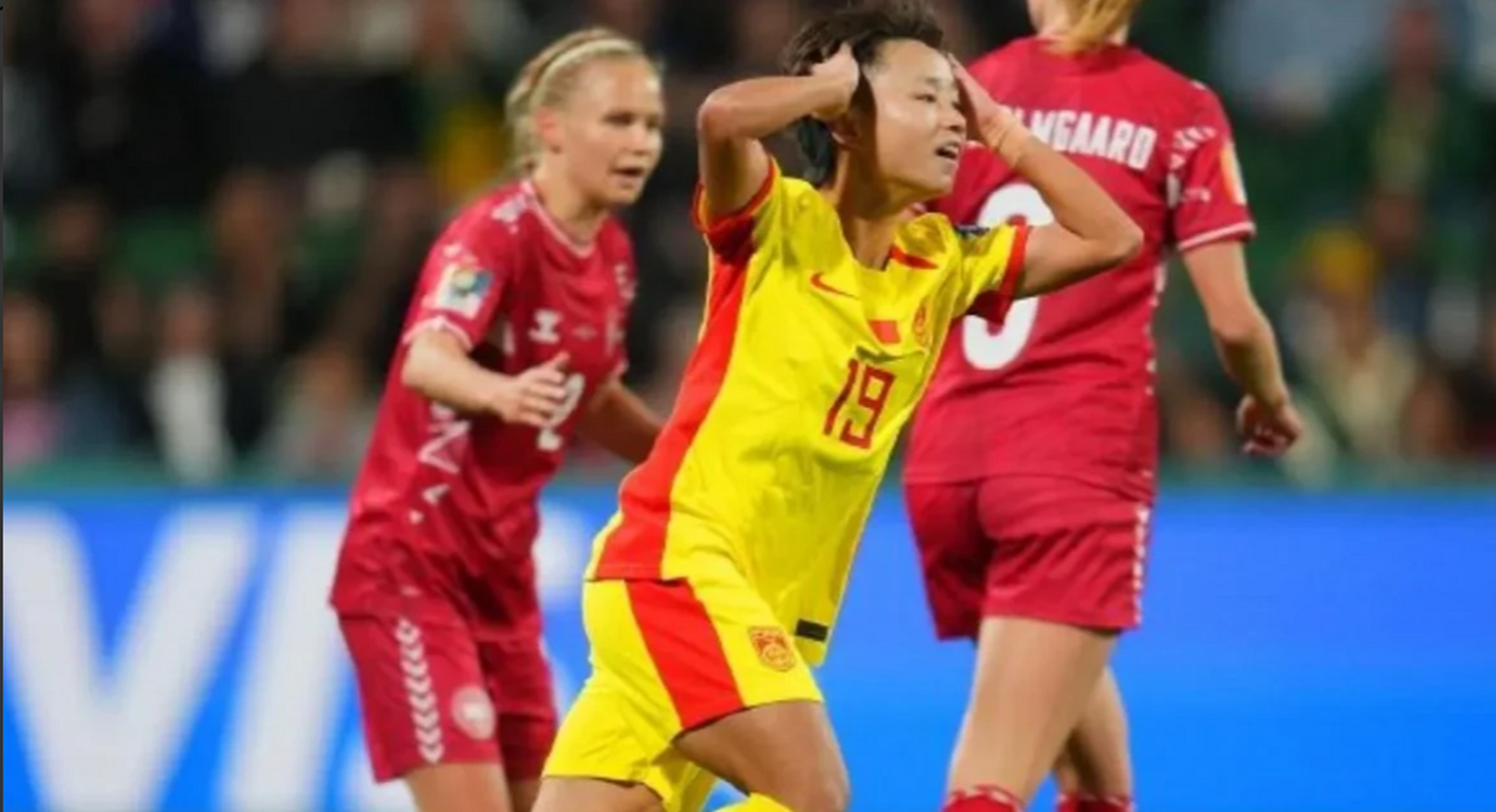 女足世界杯,中国队王霜霜最后那个球非常可惜,直接射