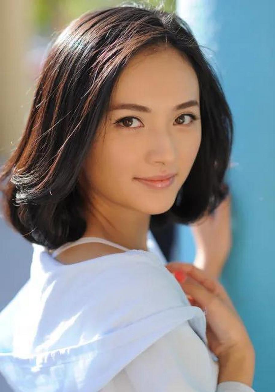 漂亮的女演员李依玲