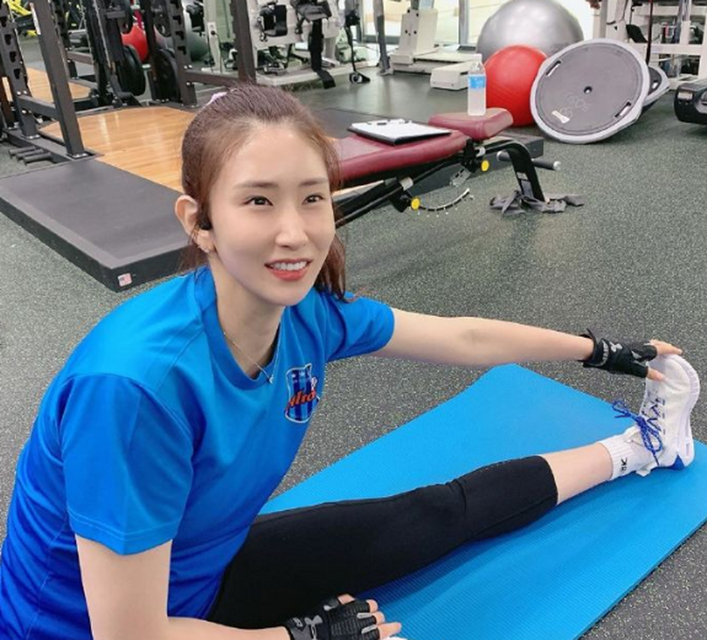韩国女排美女副攻金秀智恢复训练.