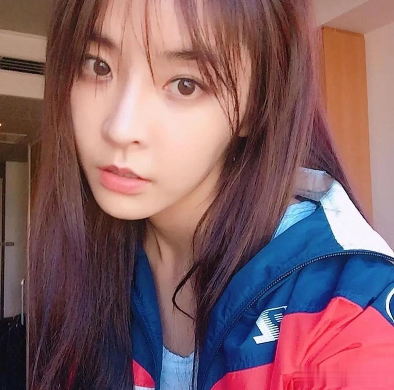 14日,演员郑有美在自己的instagram上上传了两张照片.