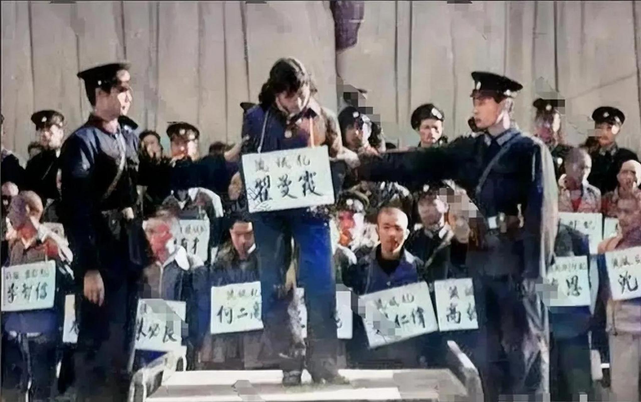 这是1983年,"流氓犯"翟曼霞被判处死刑的画面,从照片中我们可以看到
