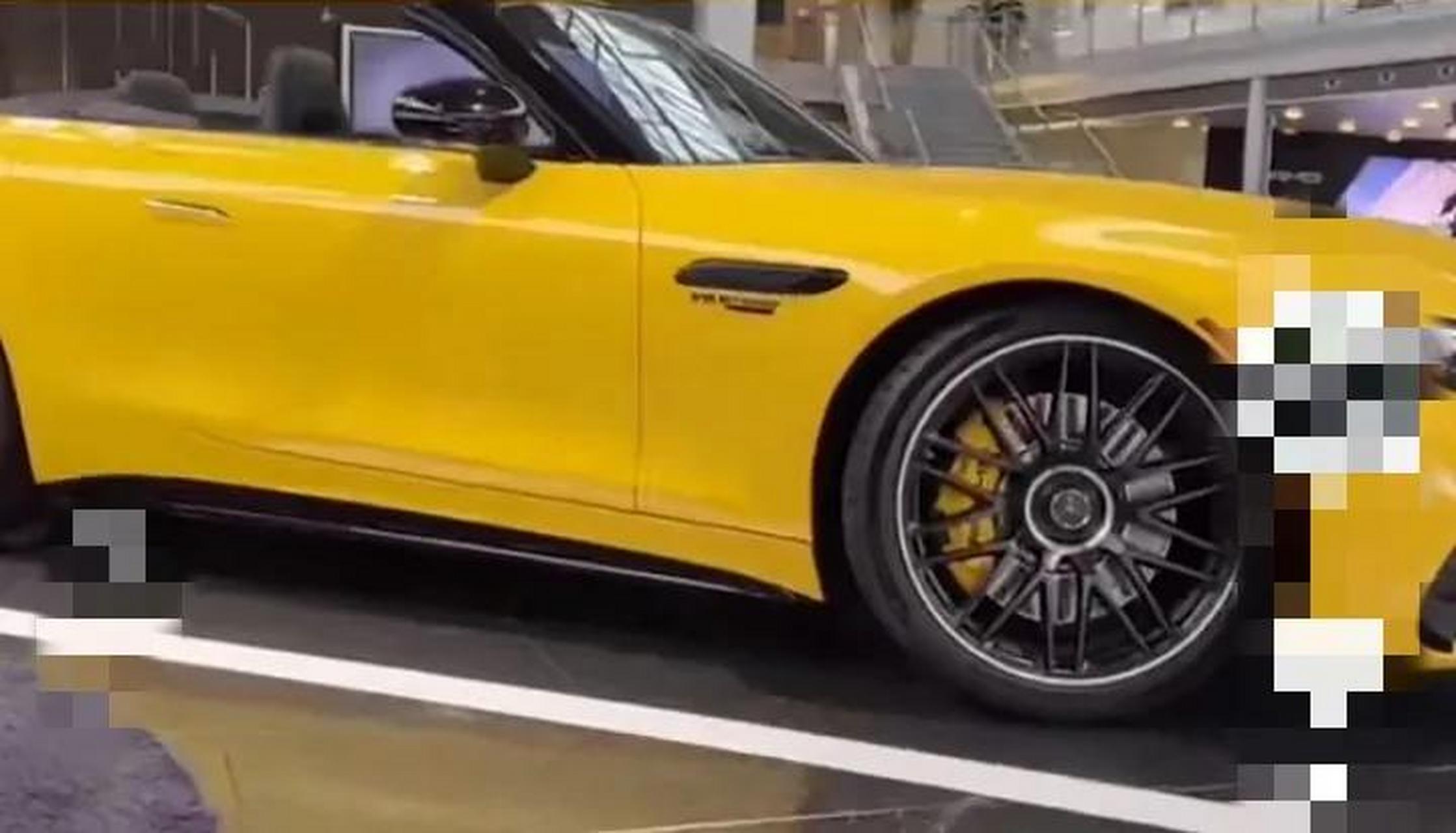 百家号星火计划# 梁朝伟的座驾曝光,蛮高调的,是一辆奔驰s500敞篷版